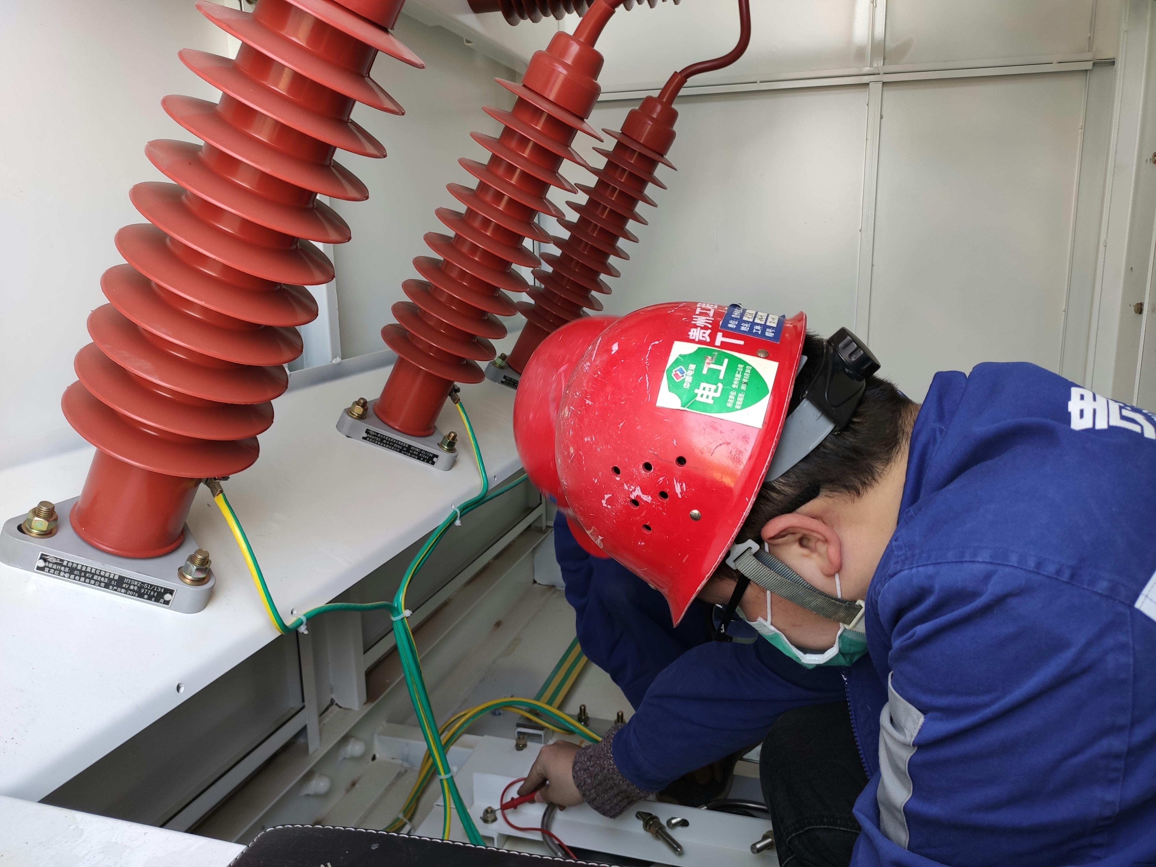 调试人员正在进行设备调试